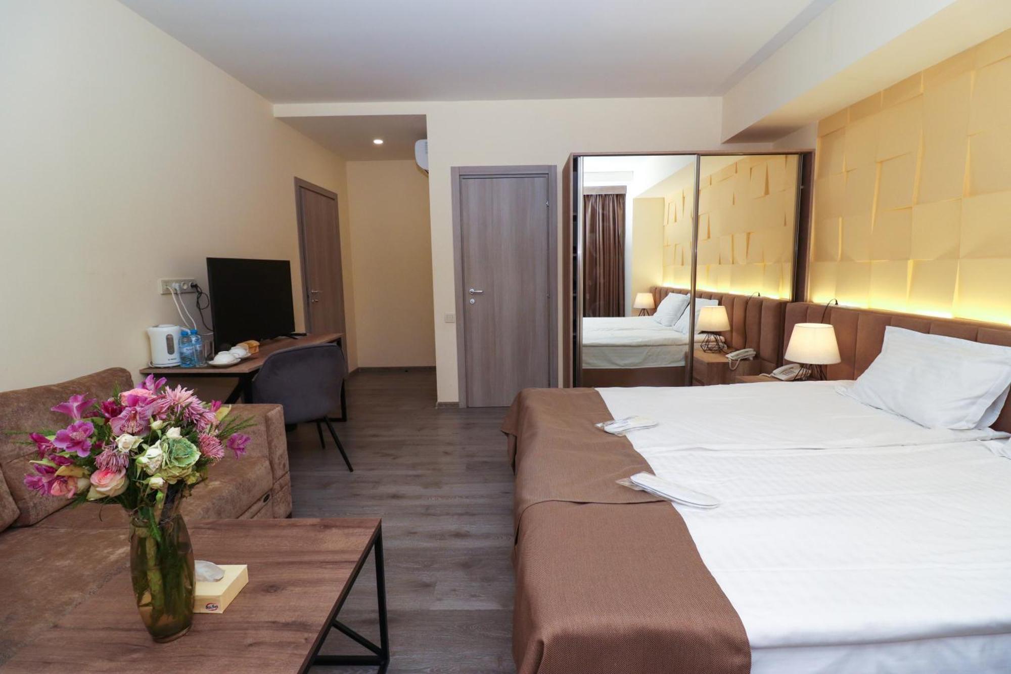 Mandarin Hotel Erywań Zewnętrze zdjęcie